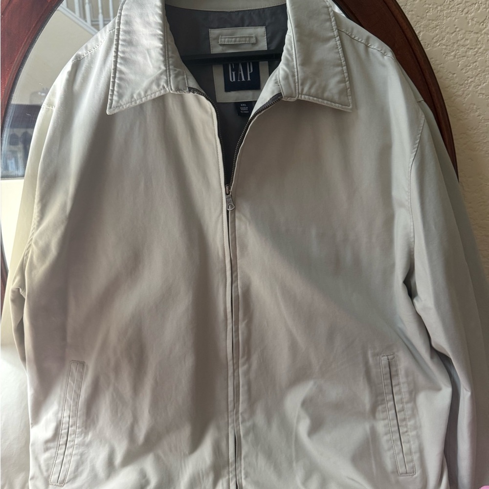 Classic Gap Men's Light Tan Jacket
XXL EUC Lightweight, Zip-Closure Cotton/Poly - Picture 4 of 12